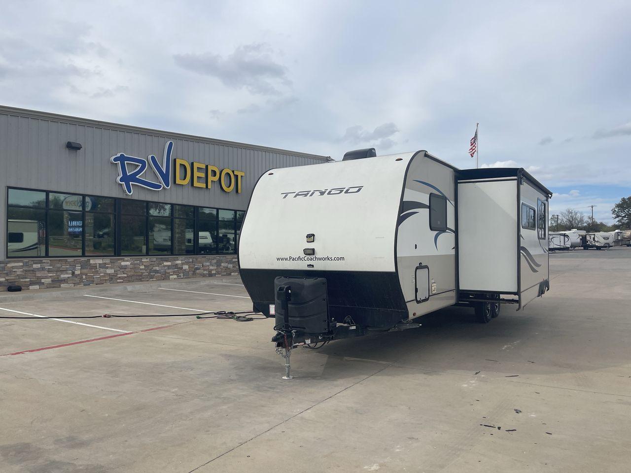 2020 PACIFIC COACHWORKS TANGO 279QQBH (5UYVS3228LR) , Length: 32 ft | Slides: 1 transmission, located at 4319 N Main Street, Cleburne, TX, 76033, (817) 221-0660, 32.435829, -97.384178 - Photo #0
