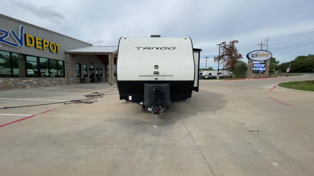 2020 PACIFIC COACHWORKS TANGO 279QQBH (5UYVS3228LR) , Length: 32 ft | Slides: 1 transmission, located at 4319 N Main St, Cleburne, TX, 76033, (817) 678-5133, 32.385960, -97.391212 - Photo #4