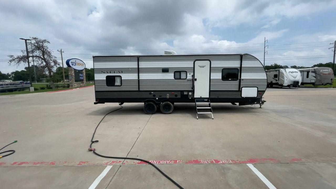 2019 FOREST RIVER SALEM 26DBLE (4X4TSMB23KA) , Slides: 1 transmission, located at 4319 N Main St, Cleburne, TX, 76033, (817) 678-5133, 32.385960, -97.391212 - This 2019 Forest River Salem 26DBLE is a single-slide travel trailer that offers sleeping space for up to 10 people! This Salem is designed with a straightforward and convenient floorplan featuring a front bedroom, central living and kitchen, and rear bunk and bath. The front bedroom can accommod - Photo #2