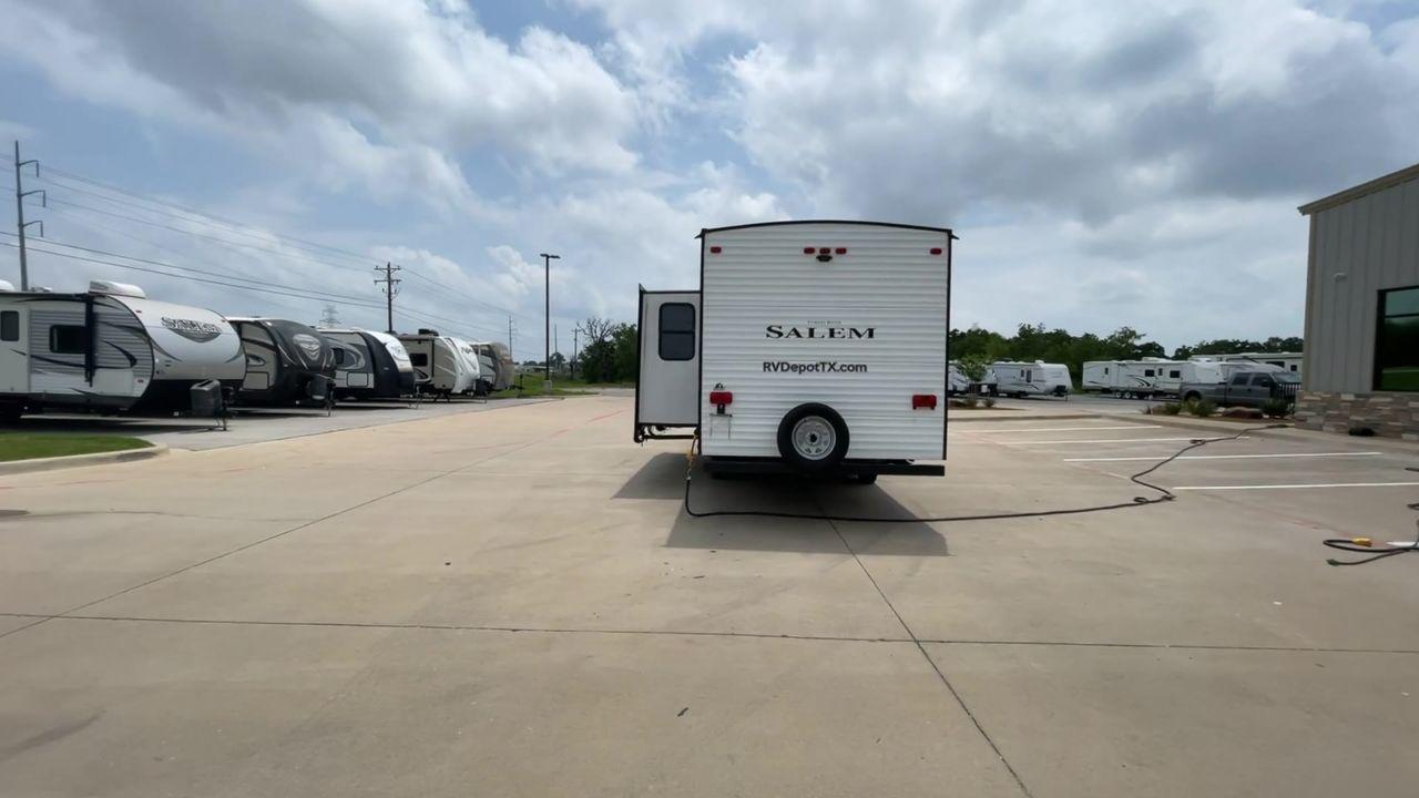 2019 FOREST RIVER SALEM 26DBLE (4X4TSMB23KA) , Slides: 1 transmission, located at 4319 N Main St, Cleburne, TX, 76033, (817) 678-5133, 32.385960, -97.391212 - This 2019 Forest River Salem 26DBLE is a single-slide travel trailer that offers sleeping space for up to 10 people! This Salem is designed with a straightforward and convenient floorplan featuring a front bedroom, central living and kitchen, and rear bunk and bath. The front bedroom can accommod - Photo #8