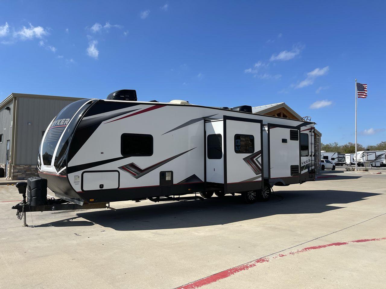 2021 CRUISER RV STRYKER 3414 (5RXGB392XM1) , Length: 38.75 ft. | Dry Weight: 9,608 lbs. | Gross Weight: 12,800 lbs. | Slides: 2 transmission, located at 4319 N Main Street, Cleburne, TX, 76033, (817) 221-0660, 32.435829, -97.384178 - The 2021 Cruiser RV Stryker 3414 is a meticulously crafted toy hauler that seamlessly integrates luxury, versatility, and durability to provide an exceptional on-the-road experience. Whether you're a passionate thrill-seeker indulging in outdoor sports or a discerning family seeking comfort, the Str - Photo #24