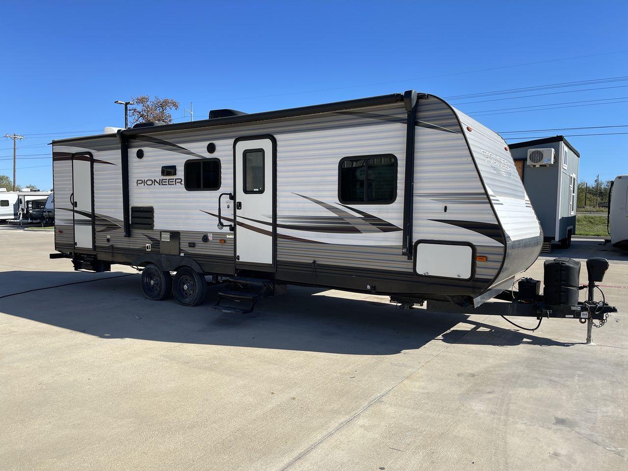 2019 HEARTLAND PIONEER BH270 (5SFPB322XKE) , Length: 31.6 ft | Dry Weight: 6,354 lbs | GVWR: 7,700 lbs | Slides: 1 transmission, located at 4319 N Main Street, Cleburne, TX, 76033, (817) 221-0660, 32.435829, -97.384178 - The 2019 Heartland Pioneer BH270 travel trailer is made to be a cozy and welcoming camping companion for families. This model has a friendly floor plan, making it a desirable option for individuals looking for a large and practical living area while traveling. This unit measures 31.6 ft in length - Photo #0