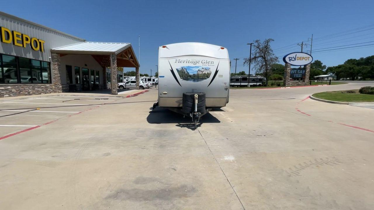 2013 FOREST RIVER HERITAGE GLEN 312QBU (4X4TWBG20DU) , Length: 35.83 ft | Dry Weight: 6,840 lbs. | Slides: 2 transmission, located at 4319 N Main Street, Cleburne, TX, 76033, (817) 221-0660, 32.435829, -97.384178 - The 2013 Forest River Heritage Glen 312QBUD is a travel trailer that changes the way you camp by combining comfort, style, and usefulness in a perfect way. This 35.83-foot marvel is made to make every trip an exciting adventure to remember. When it comes to weight, the Heritage Glen 312QBUD is made - Photo #4