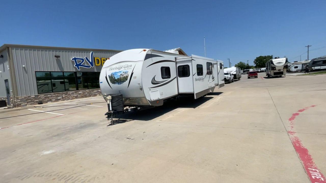 2013 FOREST RIVER HERITAGE GLEN 312QBU (4X4TWBG20DU) , Length: 35.83 ft | Dry Weight: 6,840 lbs. | Slides: 2 transmission, located at 4319 N Main Street, Cleburne, TX, 76033, (817) 221-0660, 32.435829, -97.384178 - The 2013 Forest River Heritage Glen 312QBUD is a travel trailer that changes the way you camp by combining comfort, style, and usefulness in a perfect way. This 35.83-foot marvel is made to make every trip an exciting adventure to remember. When it comes to weight, the Heritage Glen 312QBUD is made - Photo #5