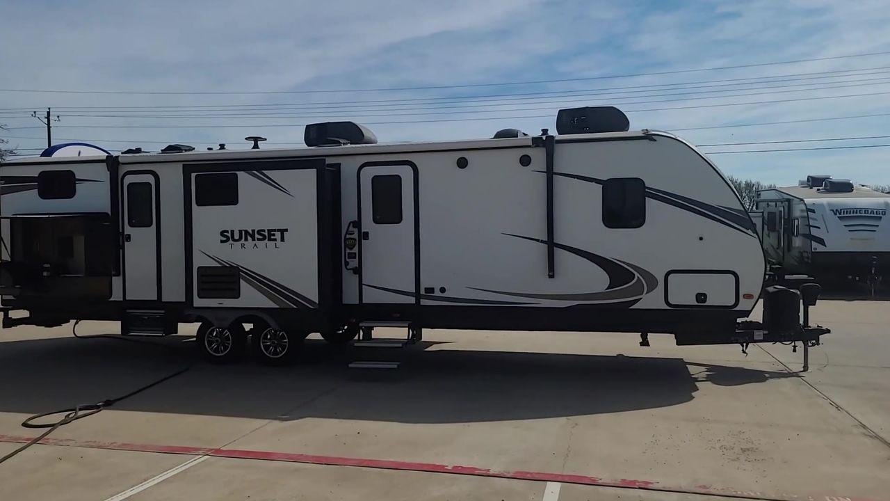 2018 KEYSTONE SUNSET TRAIL 331BH (4YDT33123J5) , Length: 37.5 ft. | Dry Weight: 7,186 lbs. | Gross Weight: 9,735 lbs. | Slides: 3 transmission, located at 4319 N Main Street, Cleburne, TX, 76033, (817) 221-0660, 32.435829, -97.384178 - Board this 2018 Keystone Sunset Trail 331BH to your family's dream destination and enjoy all the fantastic amenities it has to offer! It measures 37.5 ft. in length and 11.17 ft. in height. It has a dry weight of 7,186 lbs. with a hitch weight of 936 lbs. Its exterior is white with black graphics. I - Photo #2