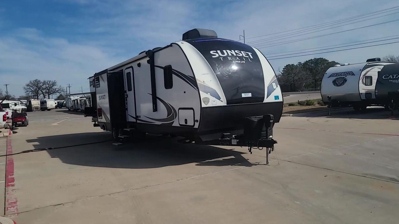 2018 KEYSTONE SUNSET TRAIL 331BH (4YDT33123J5) , Length: 37.5 ft. | Dry Weight: 7,186 lbs. | Gross Weight: 9,735 lbs. | Slides: 3 transmission, located at 4319 N Main Street, Cleburne, TX, 76033, (817) 221-0660, 32.435829, -97.384178 - Board this 2018 Keystone Sunset Trail 331BH to your family's dream destination and enjoy all the fantastic amenities it has to offer! It measures 37.5 ft. in length and 11.17 ft. in height. It has a dry weight of 7,186 lbs. with a hitch weight of 936 lbs. Its exterior is white with black graphics. I - Photo #3