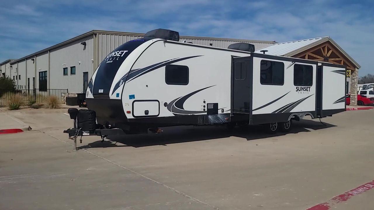 2018 KEYSTONE SUNSET TRAIL 331BH (4YDT33123J5) , Length: 37.5 ft. | Dry Weight: 7,186 lbs. | Gross Weight: 9,735 lbs. | Slides: 3 transmission, located at 4319 N Main St, Cleburne, TX, 76033, (817) 678-5133, 32.385960, -97.391212 - Board this 2018 Keystone Sunset Trail 331BH to your family's dream destination and enjoy all the fantastic amenities it has to offer! It measures 37.5 ft. in length and 11.17 ft. in height. It has a dry weight of 7,186 lbs. with a hitch weight of 936 lbs. Its exterior is white with black graphics. I - Photo #5
