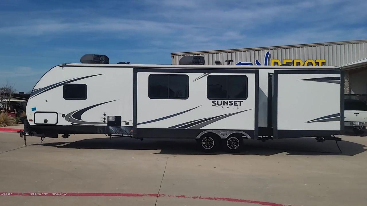 2018 KEYSTONE SUNSET TRAIL 331BH (4YDT33123J5) , Length: 37.5 ft. | Dry Weight: 7,186 lbs. | Gross Weight: 9,735 lbs. | Slides: 3 transmission, located at 4319 N Main St, Cleburne, TX, 76033, (817) 678-5133, 32.385960, -97.391212 - Board this 2018 Keystone Sunset Trail 331BH to your family's dream destination and enjoy all the fantastic amenities it has to offer! It measures 37.5 ft. in length and 11.17 ft. in height. It has a dry weight of 7,186 lbs. with a hitch weight of 936 lbs. Its exterior is white with black graphics. I - Photo #6