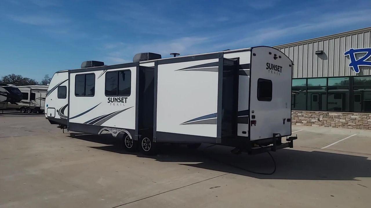 2018 KEYSTONE SUNSET TRAIL 331BH (4YDT33123J5) , Length: 37.5 ft. | Dry Weight: 7,186 lbs. | Gross Weight: 9,735 lbs. | Slides: 3 transmission, located at 4319 N Main Street, Cleburne, TX, 76033, (817) 221-0660, 32.435829, -97.384178 - Board this 2018 Keystone Sunset Trail 331BH to your family's dream destination and enjoy all the fantastic amenities it has to offer! It measures 37.5 ft. in length and 11.17 ft. in height. It has a dry weight of 7,186 lbs. with a hitch weight of 936 lbs. Its exterior is white with black graphics. I - Photo #7