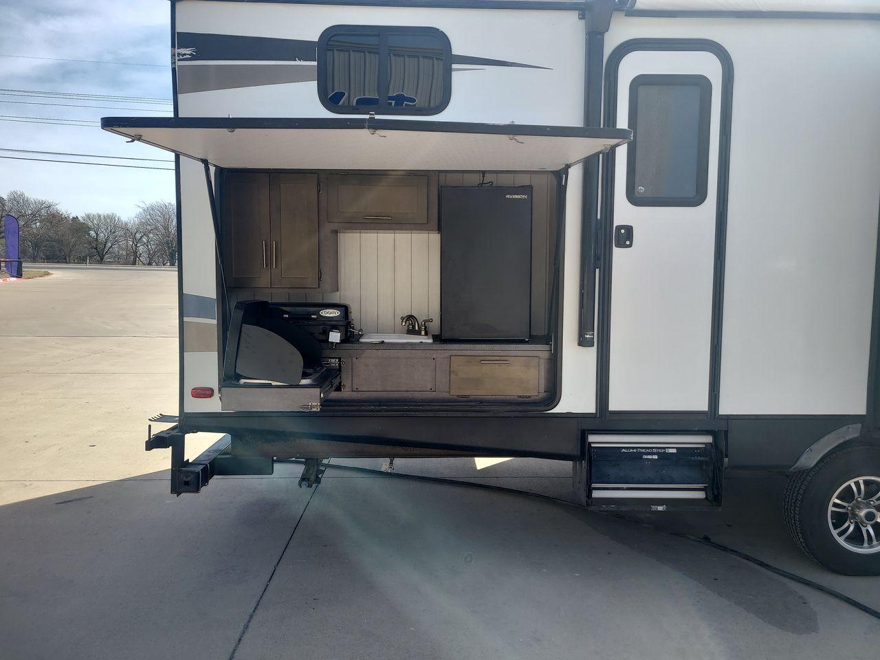 2018 KEYSTONE SUNSET TRAIL 331BH (4YDT33123J5) , Length: 37.5 ft. | Dry Weight: 7,186 lbs. | Gross Weight: 9,735 lbs. | Slides: 3 transmission, located at 4319 N Main Street, Cleburne, TX, 76033, (817) 221-0660, 32.435829, -97.384178 - Board this 2018 Keystone Sunset Trail 331BH to your family's dream destination and enjoy all the fantastic amenities it has to offer! It measures 37.5 ft. in length and 11.17 ft. in height. It has a dry weight of 7,186 lbs. with a hitch weight of 936 lbs. Its exterior is white with black graphics. I - Photo #19