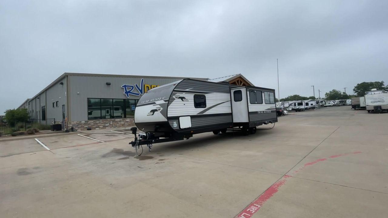 2022 HEARTLAND TRAIL RUNNER 31DB (5SFEB3724NE) , Length: 36.92 ft. | Dry Weight: 7,040 lbs. | Gross Weight: 9,642 lbs. | Slides: 1 transmission, located at 4319 N Main Street, Cleburne, TX, 76033, (817) 221-0660, 32.435829, -97.384178 - The 2022 Heartland Trail Runner 31DB is a flexible, family-friendly travel trailer that will make your camping trip more enjoyable. With a length of 36.92 feet and a dry weight of 7,040 pounds, this trailer gives you plenty of room and comfort for your trips. The gross weight of 9,642 pounds means t - Photo #5