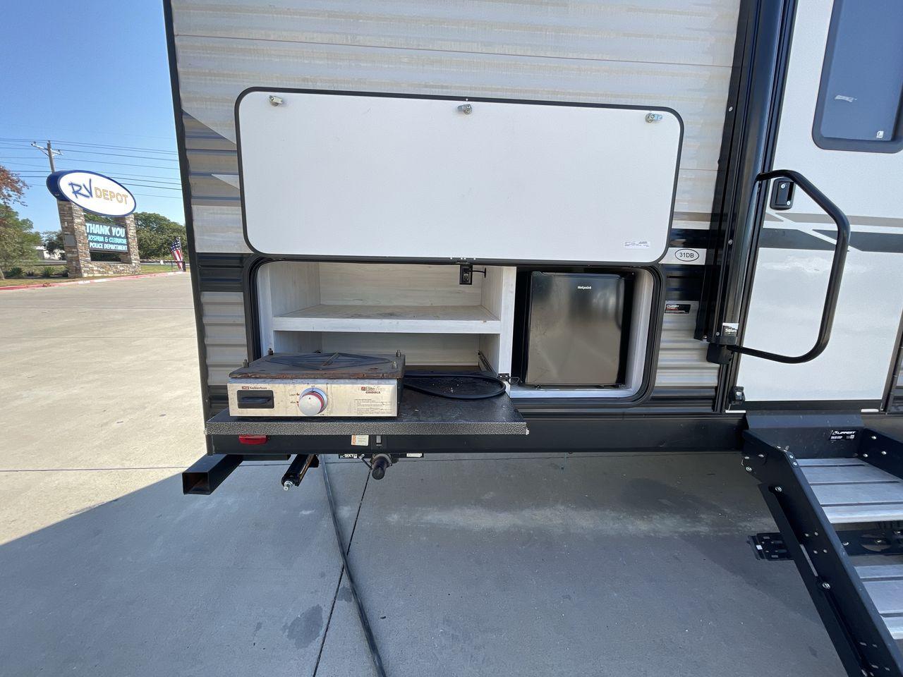 2022 HEARTLAND TRAIL RUNNER 31DB (5SFEB3728NE) , Length: 36.92 ft. | Dry Weight: 7,040 lbs. | Gross Weight: 9,642 lbs. | Slides: 1 transmission, located at 4319 N Main Street, Cleburne, TX, 76033, (817) 221-0660, 32.435829, -97.384178 - Discover extra features that contribute to making this RV an ideal investment. (1) It features like a designated pet feeding station and easy-to-clean flooring, making your pet feel just as welcome as the human members of the crew. (2) The Trail Runner 31DB features a convenient pass-through st - Photo #22