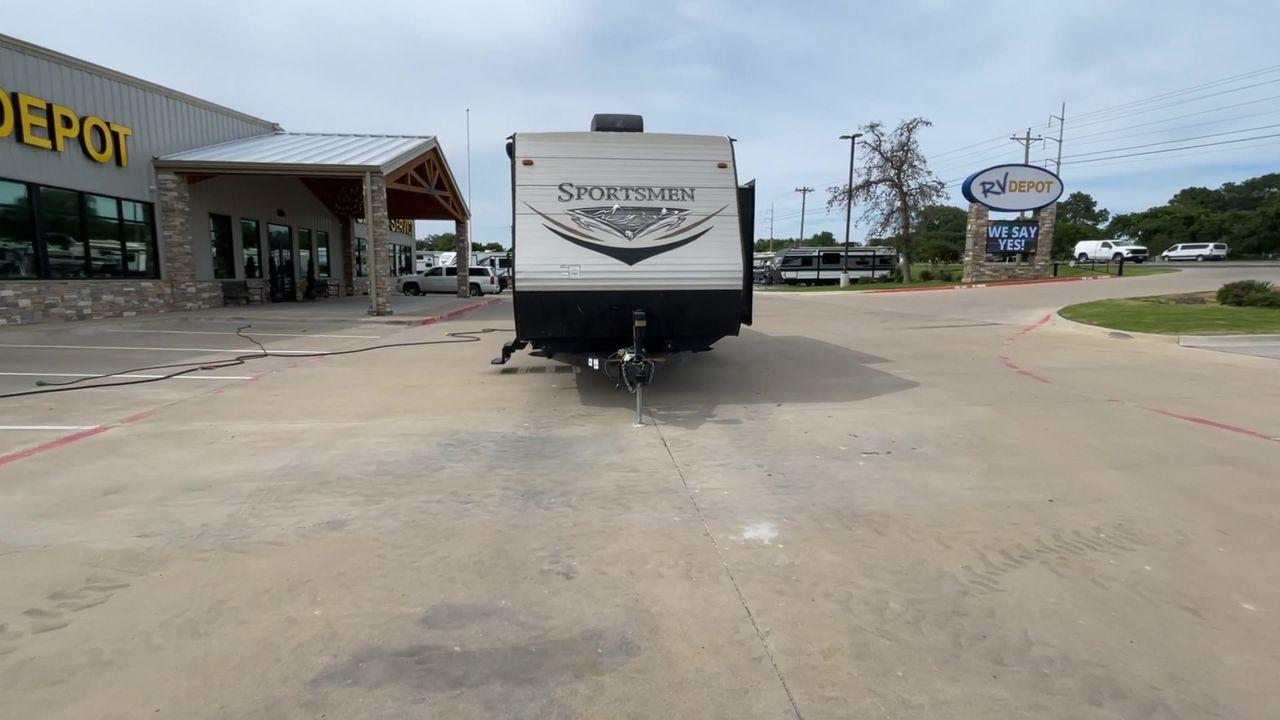 2017 KZ SPORTSMEN 302BH (4EZTS3026H5) , Length: 32.8 ft. | Dry Weight: 6,280 lbs. | Slides: 1 transmission, located at 4319 N Main Street, Cleburne, TX, 76033, (817) 221-0660, 32.435829, -97.384178 - This 2017 KZ Sportsmen 302BH travel trailer features all domestic amenities for your next camping adventure! This unit measures approximately 32.2 ft in length, 8 ft in width, 11.33 ft in height, and 6.83 ft in interior height. The dry weight of this unit is 6,280 lbs, with a payload capacity of 1,7 - Photo #4
