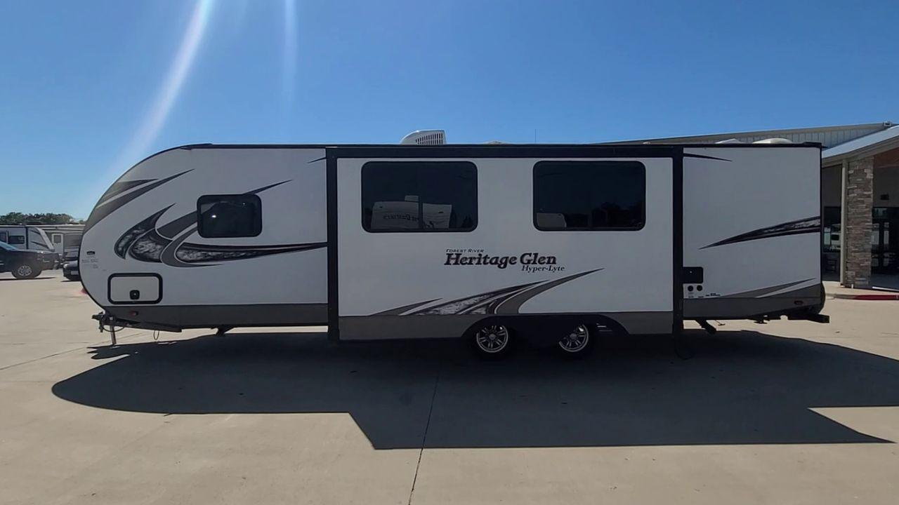 2019 FOREST RIVER HERITAGEGLEN 26BHKHL (4X4TWBB27KU) , Length: 33.5 ft. | Slides: 1 transmission, located at 4319 N Main Street, Cleburne, TX, 76033, (817) 221-0660, 32.435829, -97.384178 - The beautiful and well-crafted 2019 Forest River Heritage Glen 26BHKHL travel trailer enhances camping. This unit is 32 feet long and has a dry weight of 6,981 lbs., making it suitable for families and explorers because of its spaciousness and mobility. The Heritage Glen's aluminum frame and fibergl - Photo #2