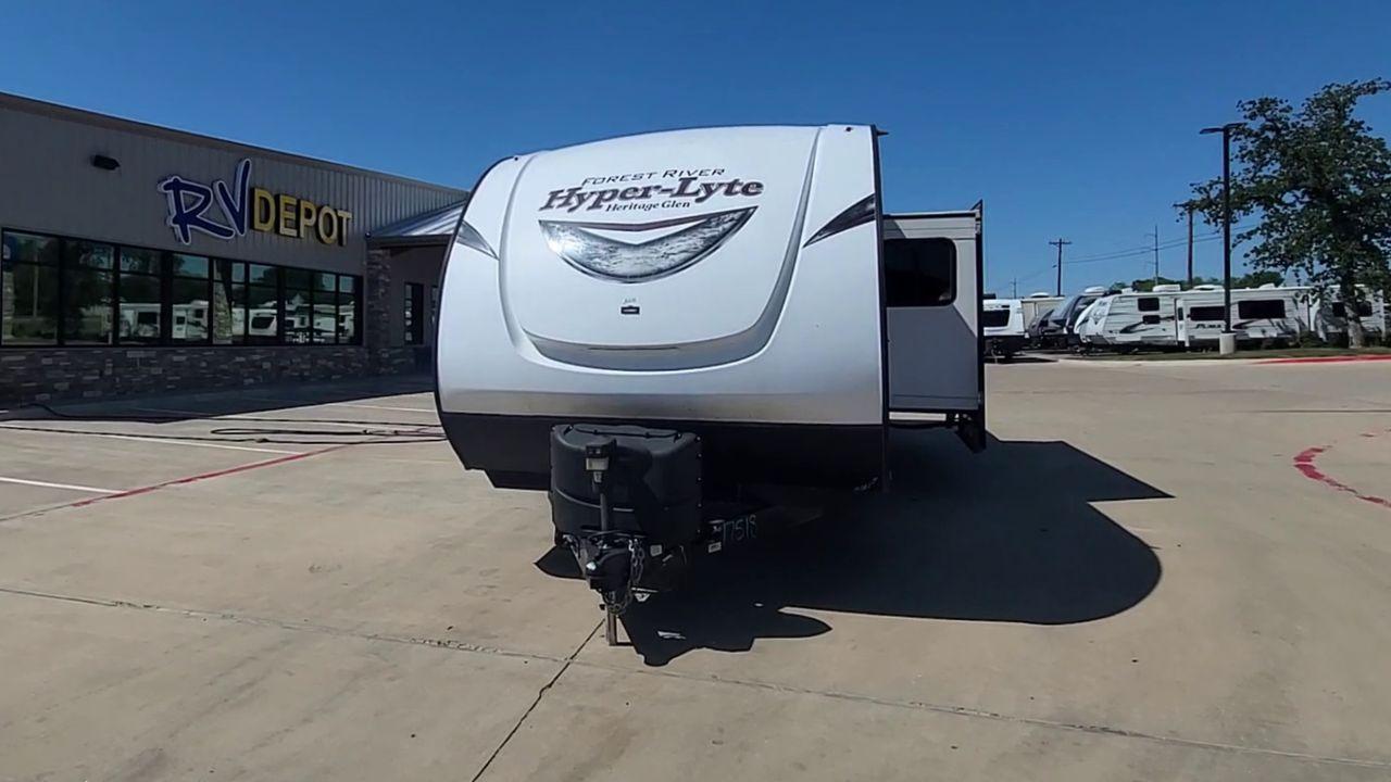 2019 FOREST RIVER HERITAGEGLEN 26BHKHL (4X4TWBB27KU) , Length: 33.5 ft. | Slides: 1 transmission, located at 4319 N Main St, Cleburne, TX, 76033, (817) 678-5133, 32.385960, -97.391212 - The beautiful and well-crafted 2019 Forest River Heritage Glen 26BHKHL travel trailer enhances camping. This unit is 32 feet long and has a dry weight of 6,981 lbs., making it suitable for families and explorers because of its spaciousness and mobility. The Heritage Glen's aluminum frame and fibergl - Photo #4