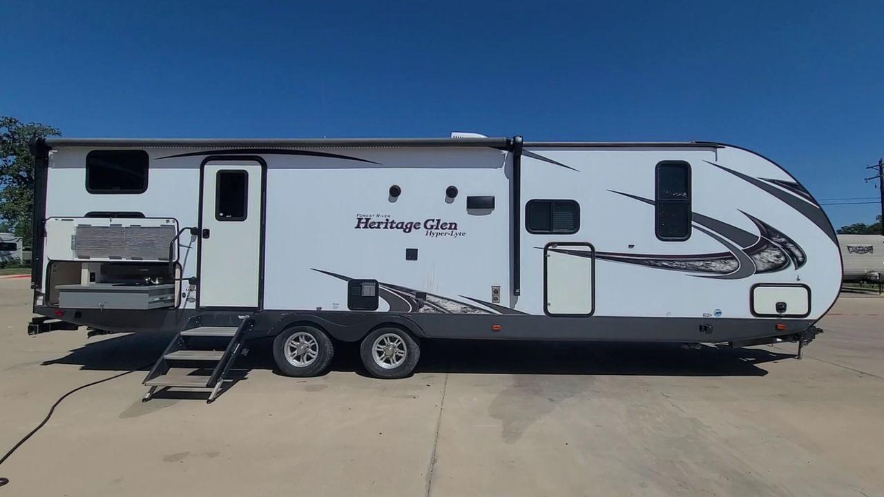 2019 FOREST RIVER HERITAGEGLEN 26BHKHL (4X4TWBB27KU) , Length: 33.5 ft. | Slides: 1 transmission, located at 4319 N Main Street, Cleburne, TX, 76033, (817) 221-0660, 32.435829, -97.384178 - The beautiful and well-crafted 2019 Forest River Heritage Glen 26BHKHL travel trailer enhances camping. This unit is 32 feet long and has a dry weight of 6,981 lbs., making it suitable for families and explorers because of its spaciousness and mobility. The Heritage Glen's aluminum frame and fibergl - Photo #6