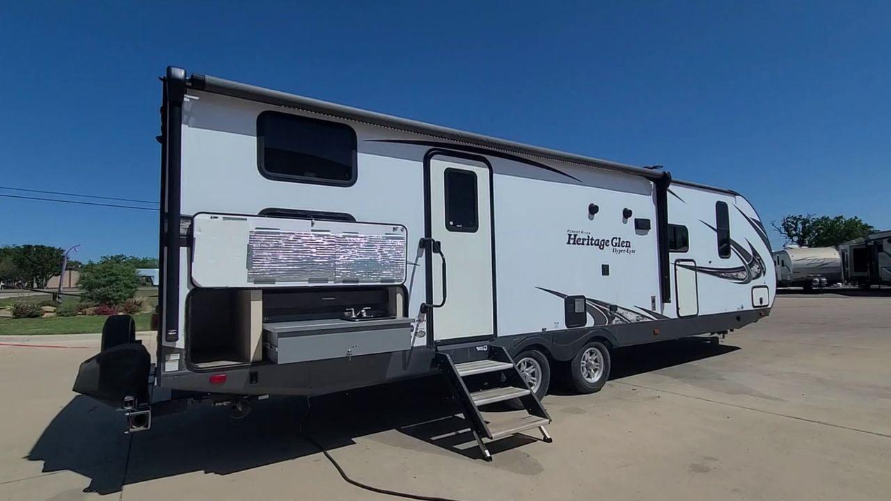 2019 FOREST RIVER HERITAGEGLEN 26BHKHL (4X4TWBB27KU) , Length: 33.5 ft. | Slides: 1 transmission, located at 4319 N Main Street, Cleburne, TX, 76033, (817) 221-0660, 32.435829, -97.384178 - The beautiful and well-crafted 2019 Forest River Heritage Glen 26BHKHL travel trailer enhances camping. This unit is 32 feet long and has a dry weight of 6,981 lbs., making it suitable for families and explorers because of its spaciousness and mobility. The Heritage Glen's aluminum frame and fibergl - Photo #7
