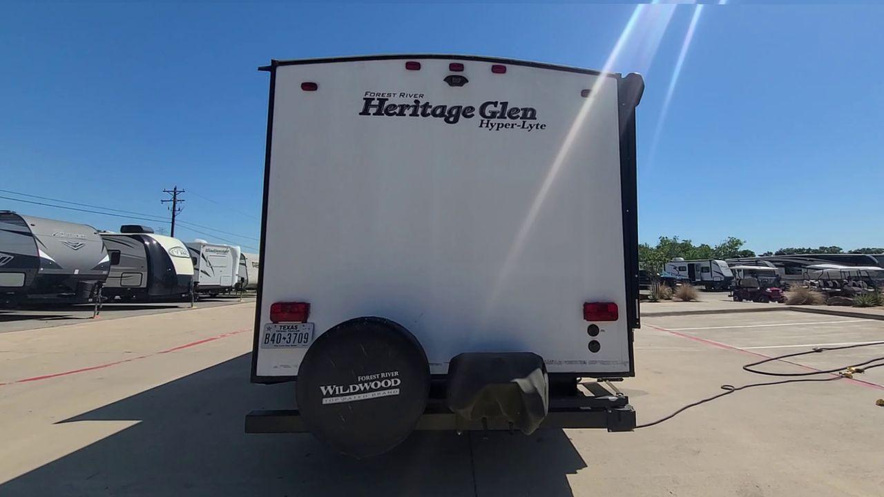 2019 FOREST RIVER HERITAGEGLEN 26BHKHL (4X4TWBB27KU) , Length: 33.5 ft. | Slides: 1 transmission, located at 4319 N Main Street, Cleburne, TX, 76033, (817) 221-0660, 32.435829, -97.384178 - The beautiful and well-crafted 2019 Forest River Heritage Glen 26BHKHL travel trailer enhances camping. This unit is 32 feet long and has a dry weight of 6,981 lbs., making it suitable for families and explorers because of its spaciousness and mobility. The Heritage Glen's aluminum frame and fibergl - Photo #8