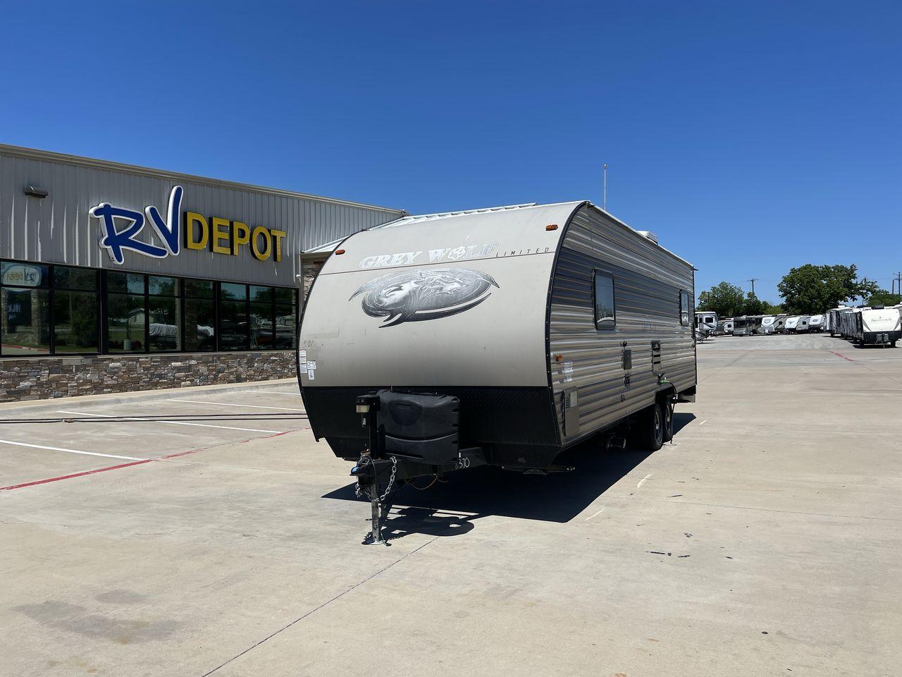 2018 FOREST RIVER GREY WOLF 22RR (4X4TCKX2XJK) , Length: 28.83 ft. ft | Dry Weight: 4,871 lbs | Gross Weight: 7,686 lbs.| Slides: 0 transmission, located at 4319 N Main Street, Cleburne, TX, 76033, (817) 221-0660, 32.435829, -97.384178 - Introducing the 2018 Forest River Grey Wolf 22RR, a flexible and well-designed travel trailer ideal for explorers who want both comfort and functionality on the road. With a length of 28.83 feet and a dry weight of 4,871 pounds, this RV maintains a balance between spaciousness and lightweight towing - Photo #0