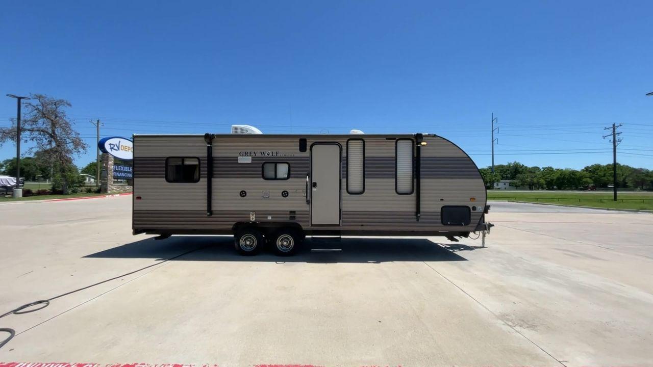 2018 FOREST RIVER GREY WOLF 22RR (4X4TCKX2XJK) , Length: 28.83 ft. ft | Dry Weight: 4,871 lbs | Gross Weight: 7,686 lbs.| Slides: 0 transmission, located at 4319 N Main Street, Cleburne, TX, 76033, (817) 221-0660, 32.435829, -97.384178 - Introducing the 2018 Forest River Grey Wolf 22RR, a flexible and well-designed travel trailer ideal for explorers who want both comfort and functionality on the road. With a length of 28.83 feet and a dry weight of 4,871 pounds, this RV maintains a balance between spaciousness and lightweight towing - Photo #2