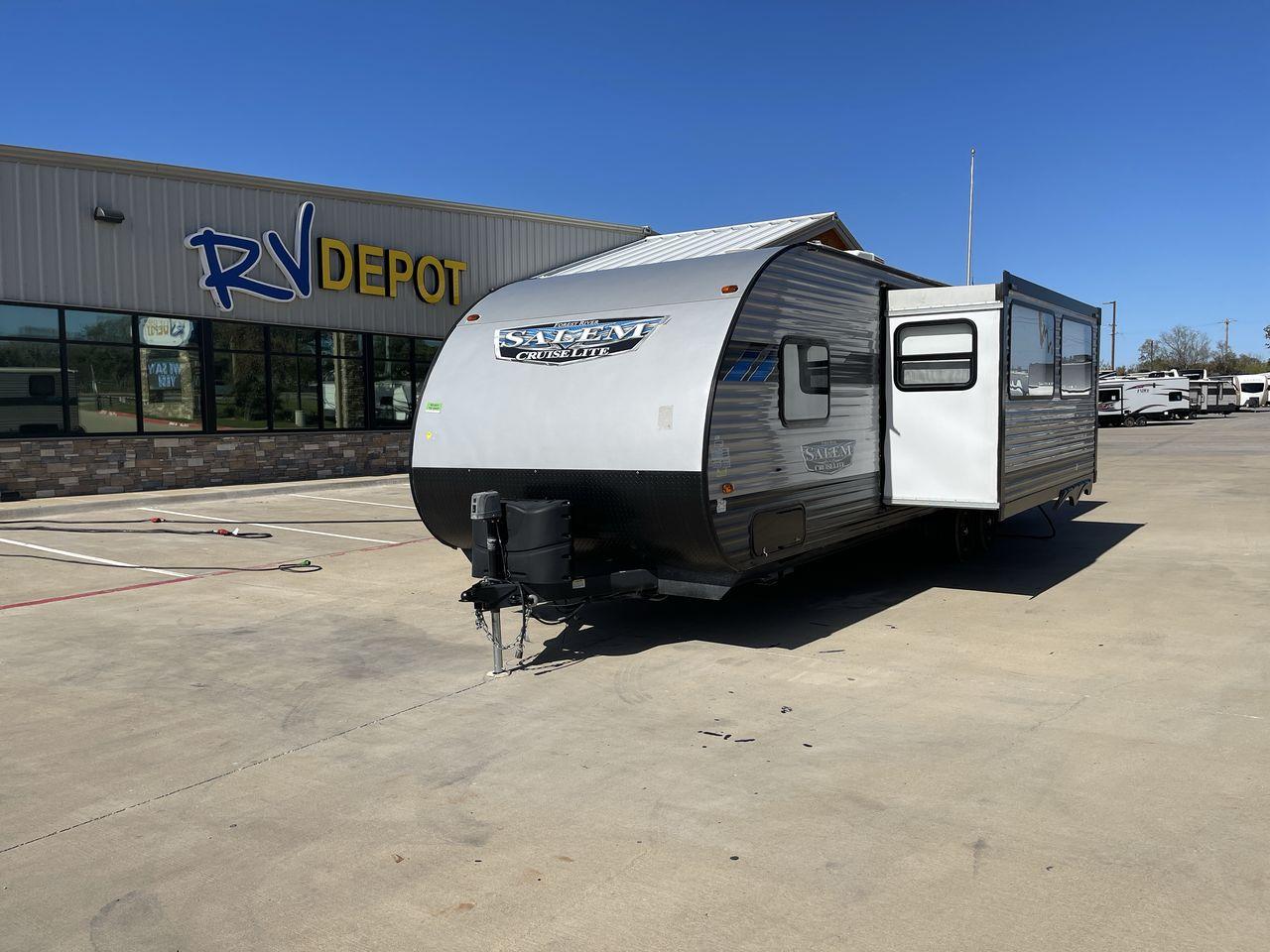 2022 FOREST RIVER SALEM 273QBXL (4X4TSMC27N7) , Length: 33.42 ft. | Dry Weight: 6,028 lbs. | Slides: 1 transmission, located at 4319 N Main St, Cleburne, TX, 76033, (817) 678-5133, 32.385960, -97.391212 - This 2022 Forest River Salem 273QBXL travel trailer offers the whole family versatility and convenience with its features while traveling and on campgrounds. This travel trailer measures 33.42 ft in length, 8 ft in width, 10.33 ft in height, and 6.5 ft in interior height. It has a dry weight of 6,02 - Photo #4