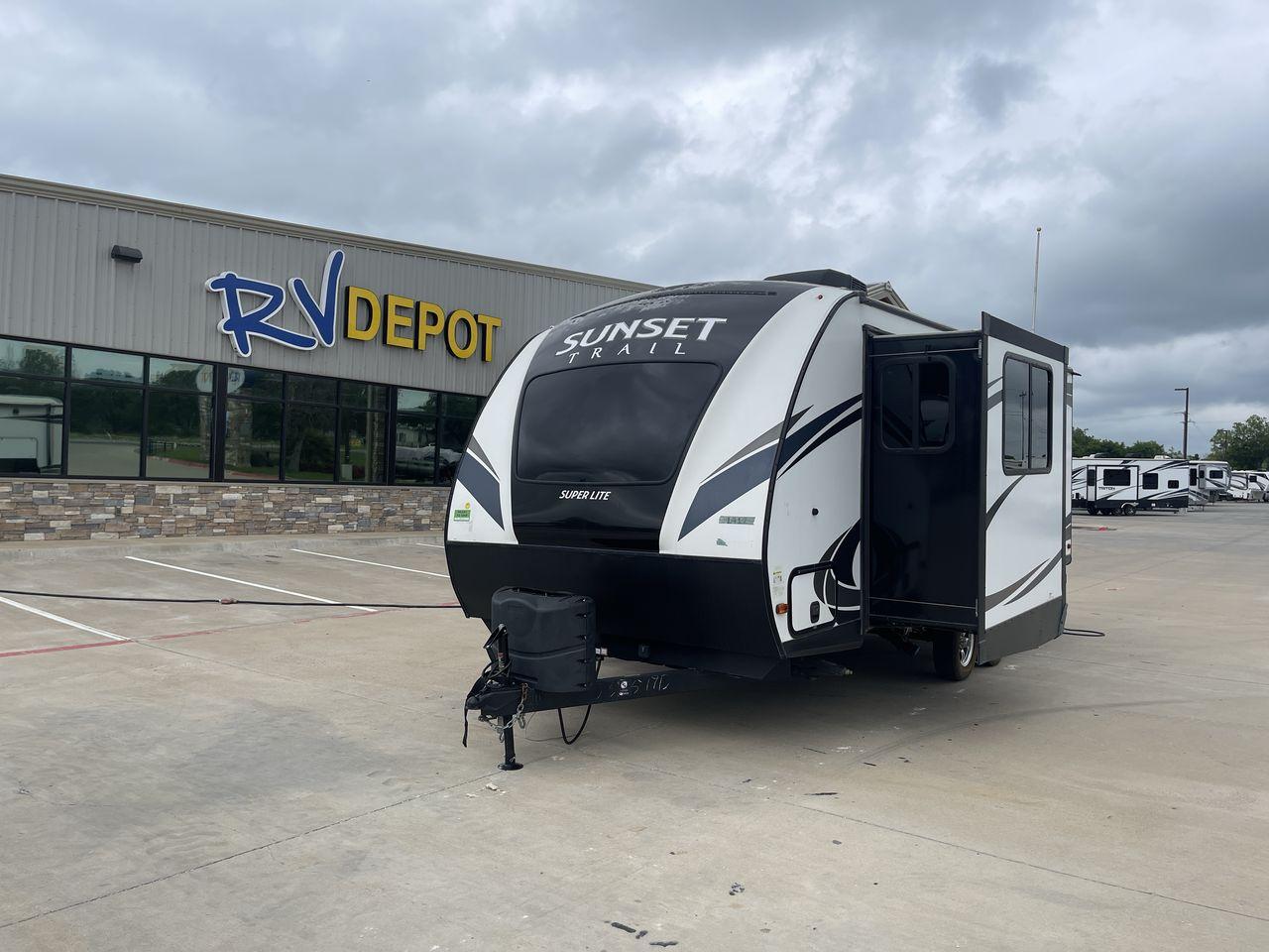 2018 KEYSTONE SUNSET TRAIL 210FK (4YDT21029J5) , Length: 25.92 ft. | Dry Weight: 4,696 lbs. | Gross Weight: 7,600 lbs. | Slides: 1 transmission, located at 4319 N Main St, Cleburne, TX, 76033, (817) 678-5133, 32.385960, -97.391212 - Photo #1