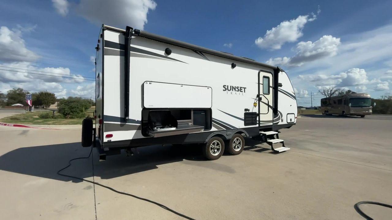 2018 KEYSTONE SUNSET TRAIL 210FK (4YDT21029J5) , Length: 25.92 ft. | Dry Weight: 4,696 lbs. | Gross Weight: 7,600 lbs. | Slides: 1 transmission, located at 4319 N Main Street, Cleburne, TX, 76033, (817) 221-0660, 32.435829, -97.384178 - With the 2018 Keystone Sunset Trail 210FK Travel Trailer, set out on a journey of comfort and style. This travel trailer provides a well-designed living area for your trips, making it perfect for small families or couples. The dimensions of this unit are 25.92 ft in length, 8 ft in width, and 11. - Photo #2