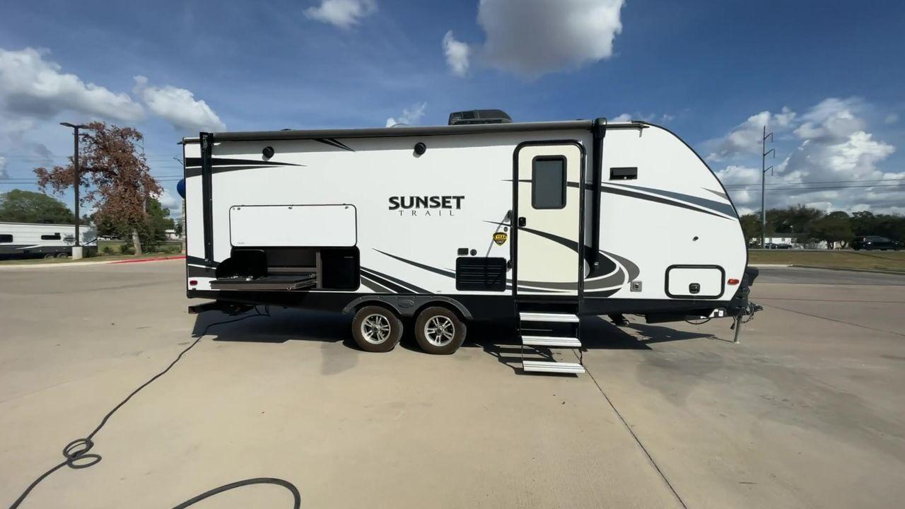 2018 KEYSTONE SUNSET TRAIL 210FK (4YDT21029J5) , Length: 25.92 ft. | Dry Weight: 4,696 lbs. | Gross Weight: 7,600 lbs. | Slides: 1 transmission, located at 4319 N Main St, Cleburne, TX, 76033, (817) 678-5133, 32.385960, -97.391212 - Photo #3