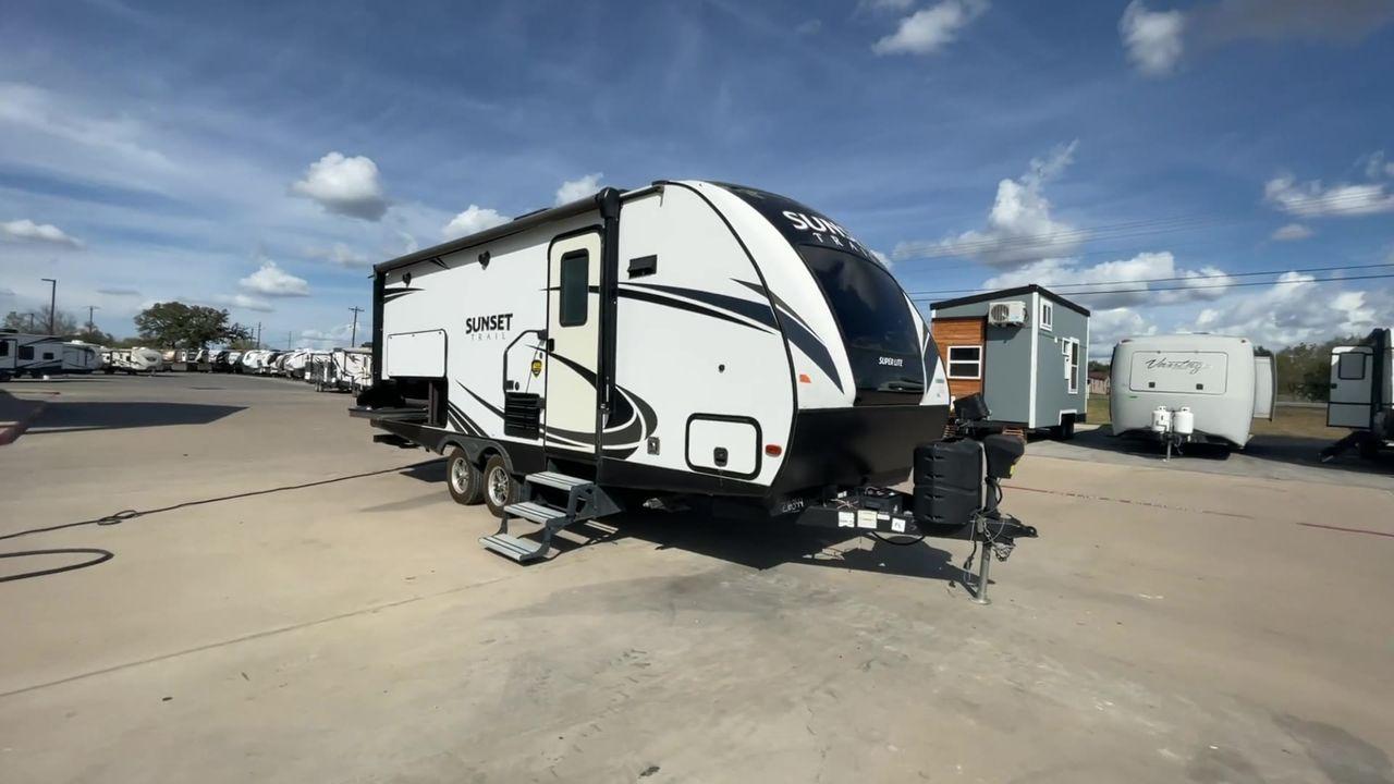 2018 KEYSTONE SUNSET TRAIL 210FK (4YDT21029J5) , Length: 25.92 ft. | Dry Weight: 4,696 lbs. | Gross Weight: 7,600 lbs. | Slides: 1 transmission, located at 4319 N Main Street, Cleburne, TX, 76033, (817) 221-0660, 32.435829, -97.384178 - With the 2018 Keystone Sunset Trail 210FK Travel Trailer, set out on a journey of comfort and style. This travel trailer provides a well-designed living area for your trips, making it perfect for small families or couples. The dimensions of this unit are 25.92 ft in length, 8 ft in width, and 11. - Photo #4