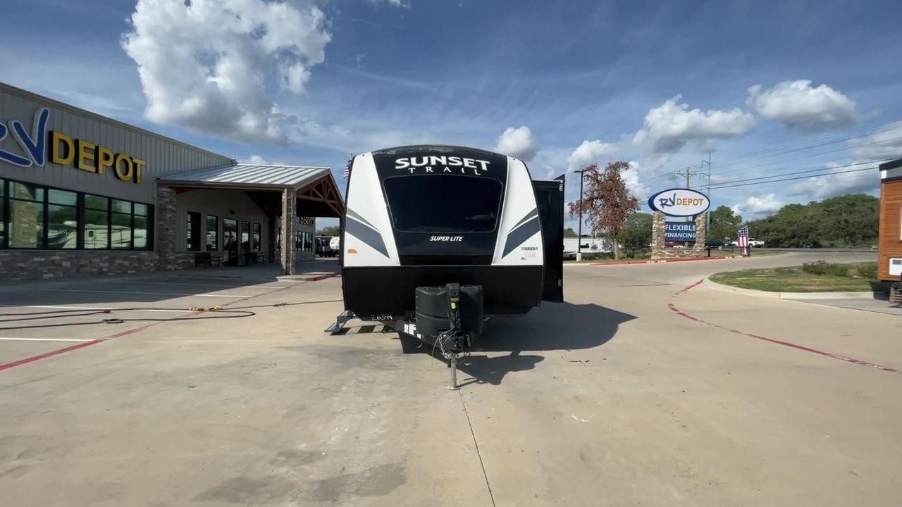 2018 KEYSTONE SUNSET TRAIL 210FK (4YDT21029J5) , Length: 25.92 ft. | Dry Weight: 4,696 lbs. | Gross Weight: 7,600 lbs. | Slides: 1 transmission, located at 4319 N Main Street, Cleburne, TX, 76033, (817) 221-0660, 32.435829, -97.384178 - With the 2018 Keystone Sunset Trail 210FK Travel Trailer, set out on a journey of comfort and style. This travel trailer provides a well-designed living area for your trips, making it perfect for small families or couples. The dimensions of this unit are 25.92 ft in length, 8 ft in width, and 11. - Photo #5