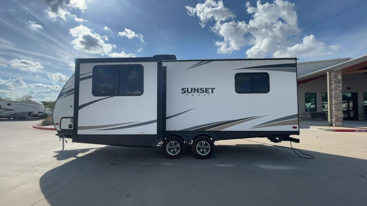 2018 KEYSTONE SUNSET TRAIL 210FK (4YDT21029J5) , Length: 25.92 ft. | Dry Weight: 4,696 lbs. | Gross Weight: 7,600 lbs. | Slides: 1 transmission, located at 4319 N Main Street, Cleburne, TX, 76033, (817) 221-0660, 32.435829, -97.384178 - With the 2018 Keystone Sunset Trail 210FK Travel Trailer, set out on a journey of comfort and style. This travel trailer provides a well-designed living area for your trips, making it perfect for small families or couples. The dimensions of this unit are 25.92 ft in length, 8 ft in width, and 11. - Photo #7
