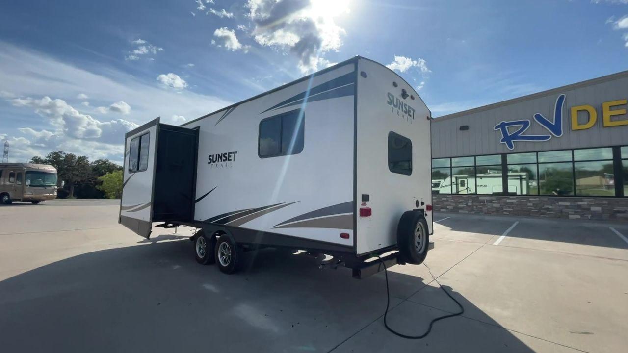 2018 KEYSTONE SUNSET TRAIL 210FK (4YDT21029J5) , Length: 25.92 ft. | Dry Weight: 4,696 lbs. | Gross Weight: 7,600 lbs. | Slides: 1 transmission, located at 4319 N Main Street, Cleburne, TX, 76033, (817) 221-0660, 32.435829, -97.384178 - With the 2018 Keystone Sunset Trail 210FK Travel Trailer, set out on a journey of comfort and style. This travel trailer provides a well-designed living area for your trips, making it perfect for small families or couples. The dimensions of this unit are 25.92 ft in length, 8 ft in width, and 11. - Photo #8
