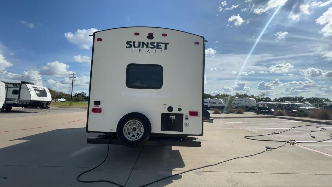 2018 KEYSTONE SUNSET TRAIL 210FK (4YDT21029J5) , Length: 25.92 ft. | Dry Weight: 4,696 lbs. | Gross Weight: 7,600 lbs. | Slides: 1 transmission, located at 4319 N Main Street, Cleburne, TX, 76033, (817) 221-0660, 32.435829, -97.384178 - With the 2018 Keystone Sunset Trail 210FK Travel Trailer, set out on a journey of comfort and style. This travel trailer provides a well-designed living area for your trips, making it perfect for small families or couples. The dimensions of this unit are 25.92 ft in length, 8 ft in width, and 11. - Photo #9