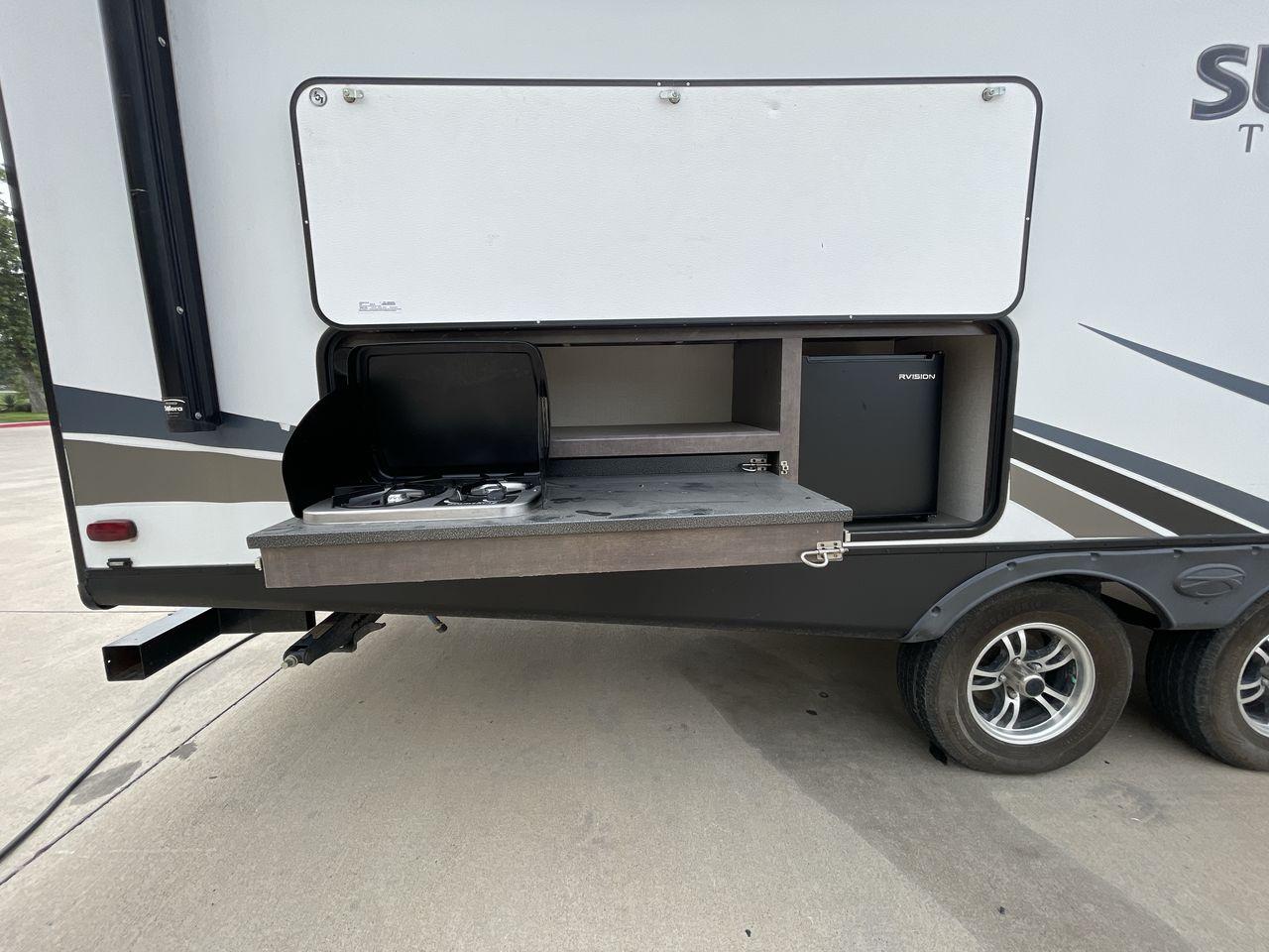 2018 KEYSTONE SUNSET TRAIL 210FK (4YDT21029J5) , Length: 25.92 ft. | Dry Weight: 4,696 lbs. | Gross Weight: 7,600 lbs. | Slides: 1 transmission, located at 4319 N Main St, Cleburne, TX, 76033, (817) 678-5133, 32.385960, -97.391212 - Photo #20