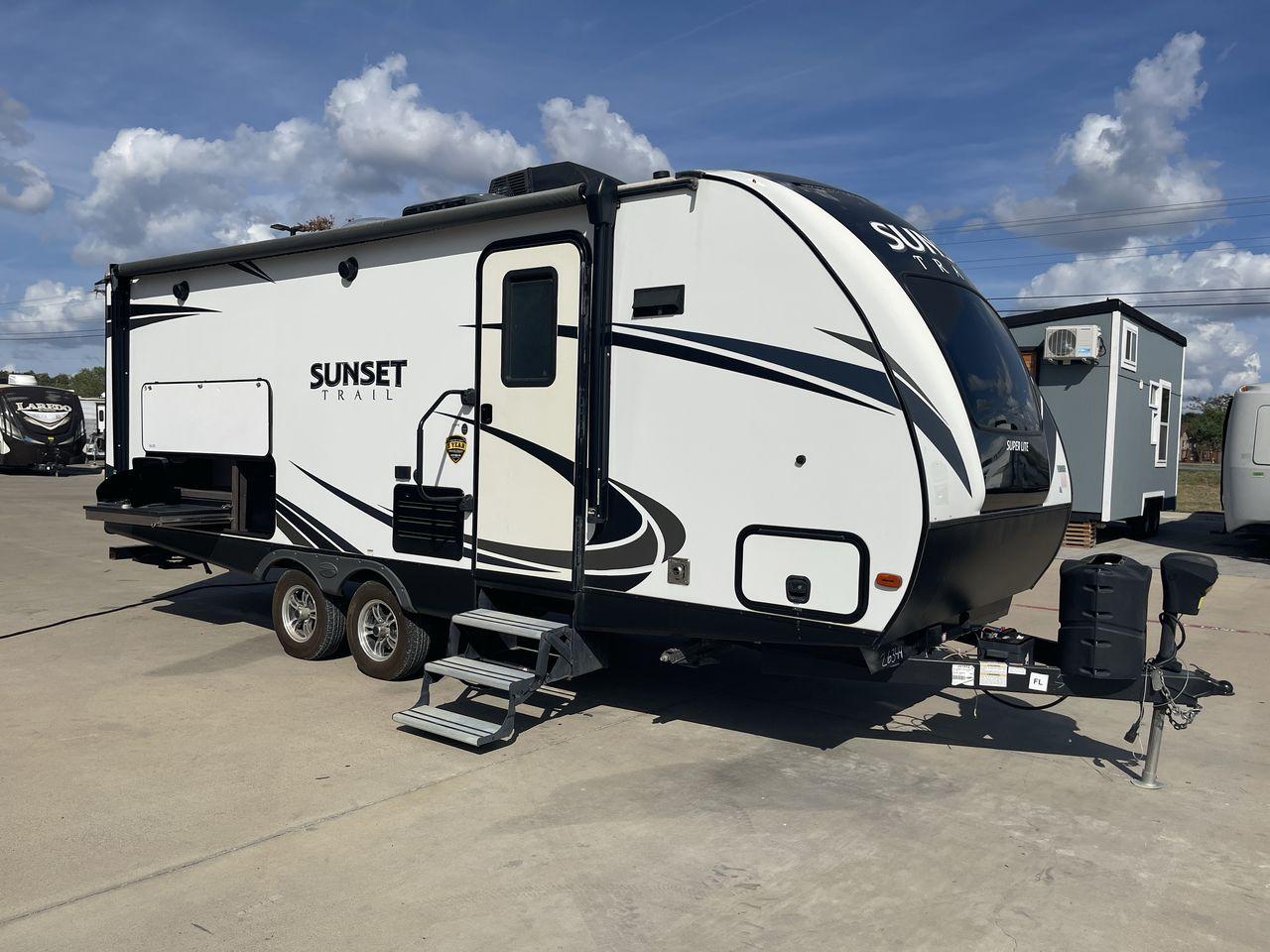 2018 KEYSTONE SUNSET TRAIL 210FK (4YDT21029J5) , Length: 25.92 ft. | Dry Weight: 4,696 lbs. | Gross Weight: 7,600 lbs. | Slides: 1 transmission, located at 4319 N Main St, Cleburne, TX, 76033, (817) 678-5133, 32.385960, -97.391212 - Photo #22