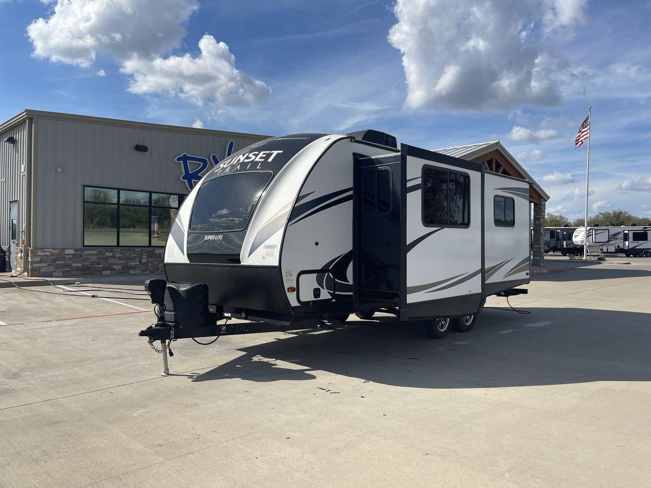 2018 KEYSTONE SUNSET TRAIL 210FK (4YDT21029J5) , Length: 25.92 ft. | Dry Weight: 4,696 lbs. | Gross Weight: 7,600 lbs. | Slides: 1 transmission, located at 4319 N Main St, Cleburne, TX, 76033, (817) 678-5133, 32.385960, -97.391212 - Photo #23