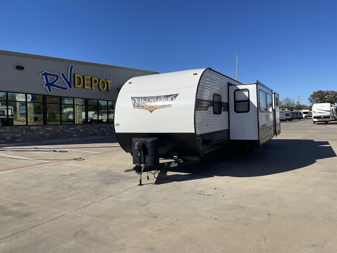 2022 FOREST RIVER WILDWOOD 31KQBTS (4X4TWDG2XN8) , Length: 36.58 ft | Dry Weight: 8,573 lbs. | Slides: 3 transmission, located at 4319 N Main St, Cleburne, TX, 76033, (817) 678-5133, 32.385960, -97.391212 - Looking for a spacious and comfortable travel trailer for your next adventure? Look no further than this 2022 Forest River Wildwood 31KQBTS, available for sale at RV Depot in Cleburne, TX. With its impressive features and unbeatable price of $42,995, this travel trailer is the perfect choice for fam - Photo #27