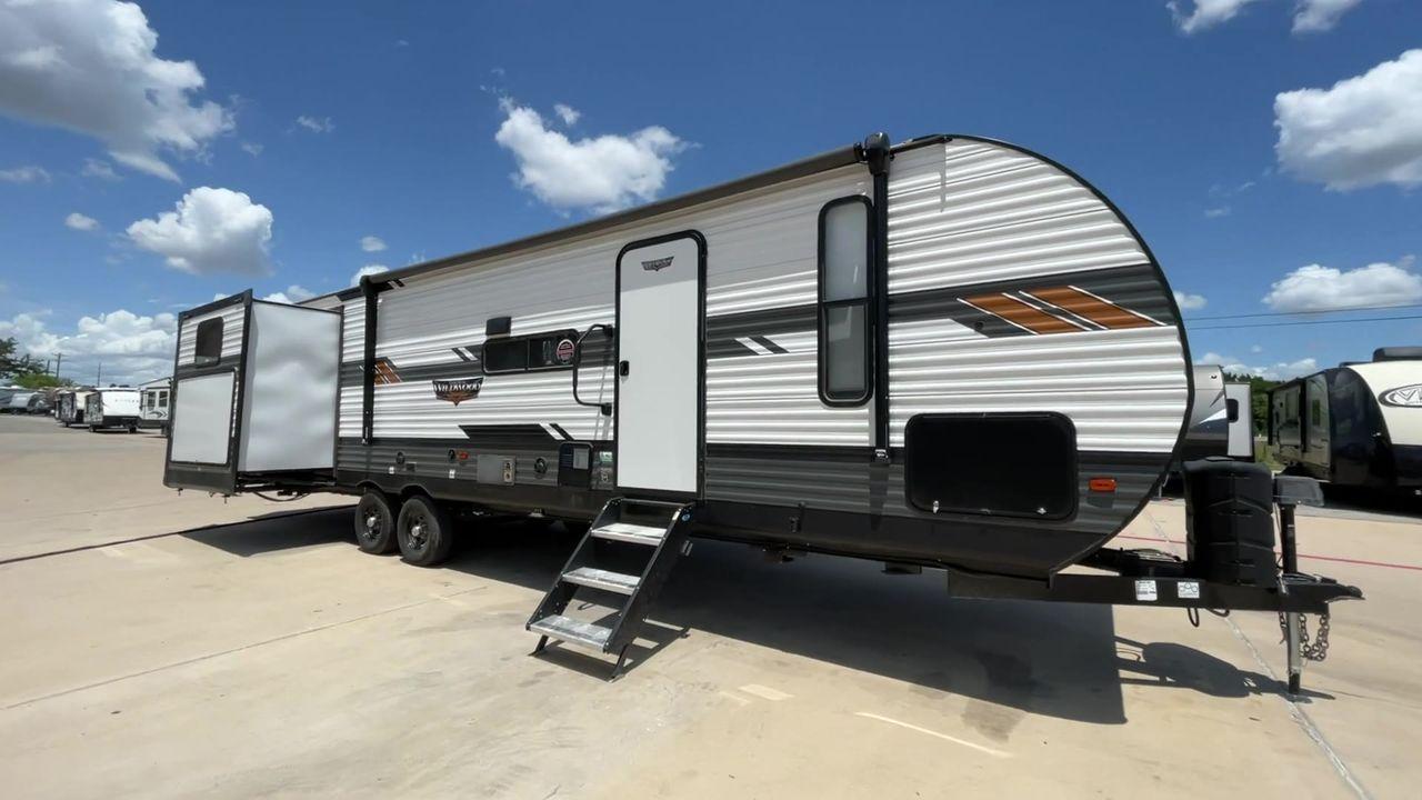 2022 FOREST RIVER WILDWOOD 31KQBTS (4X4TWDG2XN8) , Length: 36.58 ft | Dry Weight: 8,573 lbs. | Slides: 3 transmission, located at 4319 N Main St, Cleburne, TX, 76033, (817) 678-5133, 32.385960, -97.391212 - Looking for a spacious and comfortable travel trailer for your next adventure? Look no further than this 2022 Forest River Wildwood 31KQBTS, available for sale at RV Depot in Cleburne, TX. With its impressive features and unbeatable price of $42,995, this travel trailer is the perfect choice for fam - Photo #3