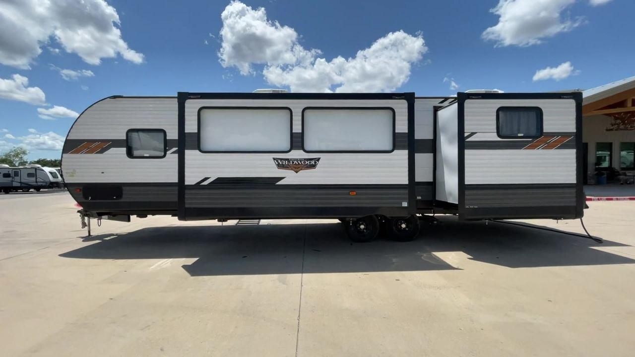 2022 FOREST RIVER WILDWOOD 31KQBTS (4X4TWDG2XN8) , Length: 36.58 ft | Dry Weight: 8,573 lbs. | Slides: 3 transmission, located at 4319 N Main St, Cleburne, TX, 76033, (817) 678-5133, 32.385960, -97.391212 - Looking for a spacious and comfortable travel trailer for your next adventure? Look no further than this 2022 Forest River Wildwood 31KQBTS, available for sale at RV Depot in Cleburne, TX. With its impressive features and unbeatable price of $42,995, this travel trailer is the perfect choice for fam - Photo #6