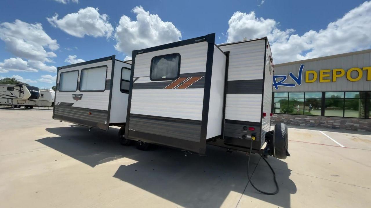 2022 FOREST RIVER WILDWOOD 31KQBTS (4X4TWDG2XN8) , Length: 36.58 ft | Dry Weight: 8,573 lbs. | Slides: 3 transmission, located at 4319 N Main St, Cleburne, TX, 76033, (817) 678-5133, 32.385960, -97.391212 - Looking for a spacious and comfortable travel trailer for your next adventure? Look no further than this 2022 Forest River Wildwood 31KQBTS, available for sale at RV Depot in Cleburne, TX. With its impressive features and unbeatable price of $42,995, this travel trailer is the perfect choice for fam - Photo #7