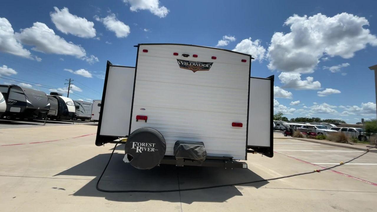 2022 FOREST RIVER WILDWOOD 31KQBTS (4X4TWDG2XN8) , Length: 36.58 ft | Dry Weight: 8,573 lbs. | Slides: 3 transmission, located at 4319 N Main St, Cleburne, TX, 76033, (817) 678-5133, 32.385960, -97.391212 - Looking for a spacious and comfortable travel trailer for your next adventure? Look no further than this 2022 Forest River Wildwood 31KQBTS, available for sale at RV Depot in Cleburne, TX. With its impressive features and unbeatable price of $42,995, this travel trailer is the perfect choice for fam - Photo #8