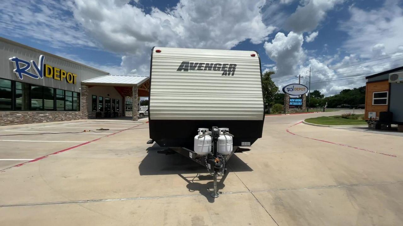 2018 FOREST RIVER AVENGER 27DBS (5ZT2AVSB2JB) , Length: 32.92 ft. | Dry Weight: 6,652 lbs. | Slides: 1 transmission, located at 4319 N Main Street, Cleburne, TX, 76033, (817) 221-0660, 32.435829, -97.384178 - Experience the ideal blend of luxury and exploration with the Forest River Avenger 27DBS Travel Trailer from 2018. For families or groups of friends looking for a roomy and fully furnished mobile home, this well-thought-out travel trailer is perfect. The dimensions for this unit are 32.92 ft in l - Photo #4