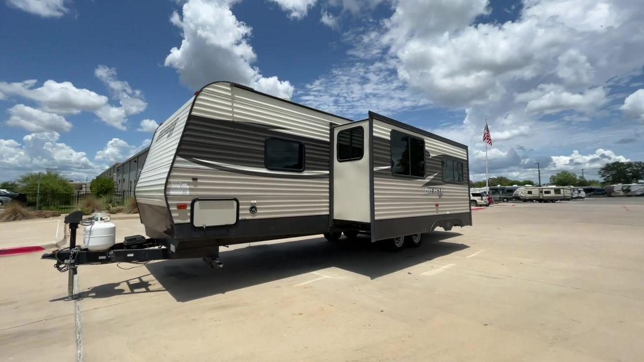 2018 FOREST RIVER AVENGER 27DBS (5ZT2AVSB2JB) , Length: 32.92 ft. | Dry Weight: 6,652 lbs. | Slides: 1 transmission, located at 4319 N Main St, Cleburne, TX, 76033, (817) 678-5133, 32.385960, -97.391212 - Experience the ideal blend of luxury and exploration with the Forest River Avenger 27DBS Travel Trailer from 2018. For families or groups of friends looking for a roomy and fully furnished mobile home, this well-thought-out travel trailer is perfect. The dimensions for this unit are 32.92 ft in l - Photo #5