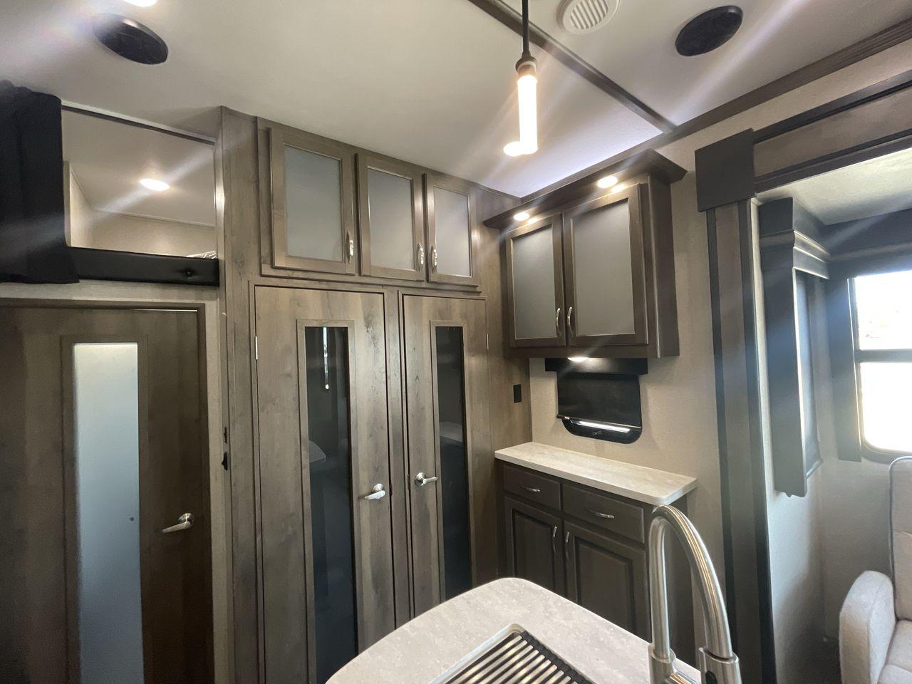 2020 KEYSTONE VOLTAGE 4185 (4YDF41839LZ) , located at 4319 N Main St, Cleburne, TX, 76033, (817) 678-5133, 32.385960, -97.391212 - Photo #13