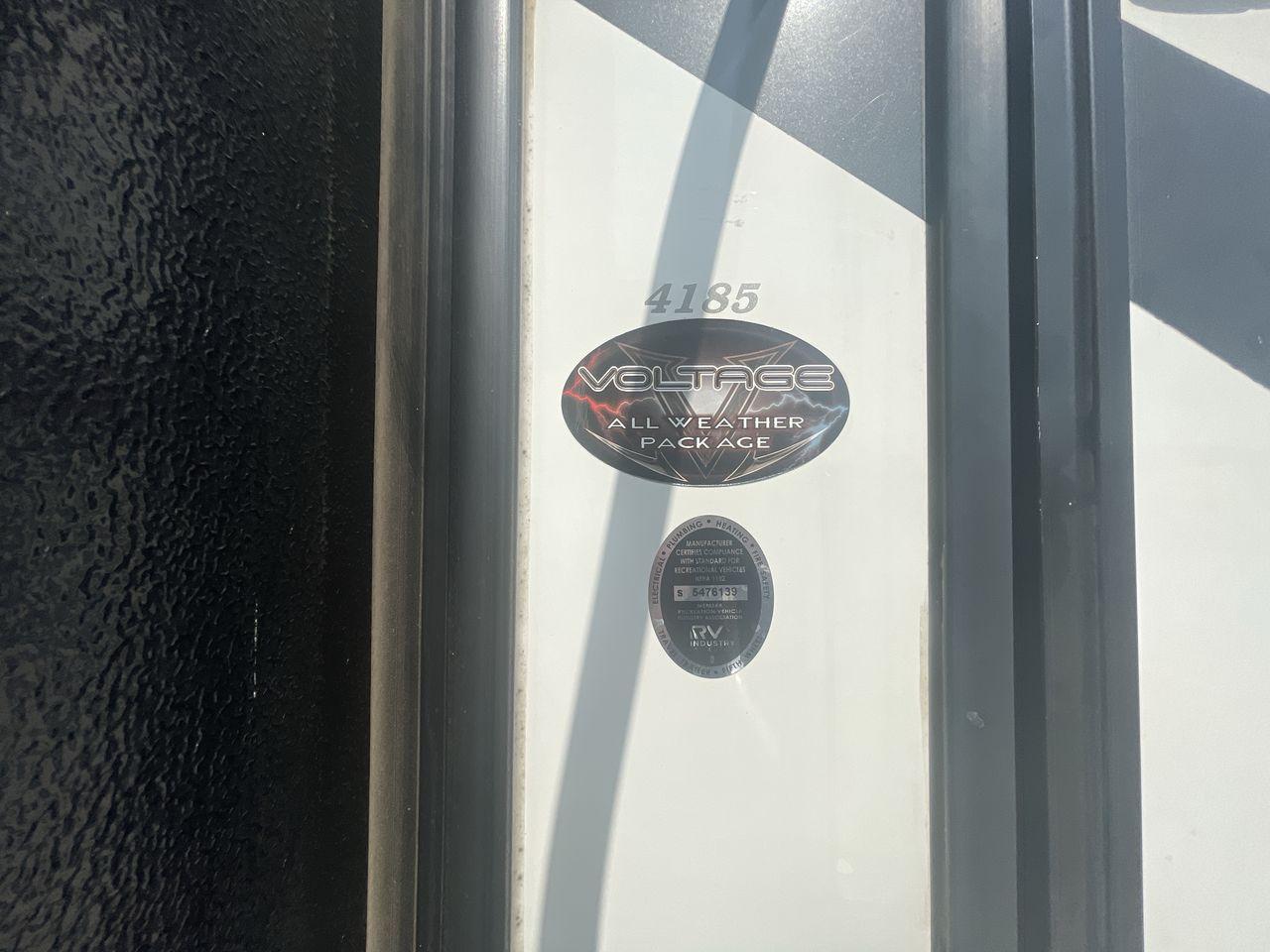 2020 KEYSTONE VOLTAGE 4185 (4YDF41839LZ) , located at 4319 N Main St, Cleburne, TX, 76033, (817) 678-5133, 32.385960, -97.391212 - Photo #22