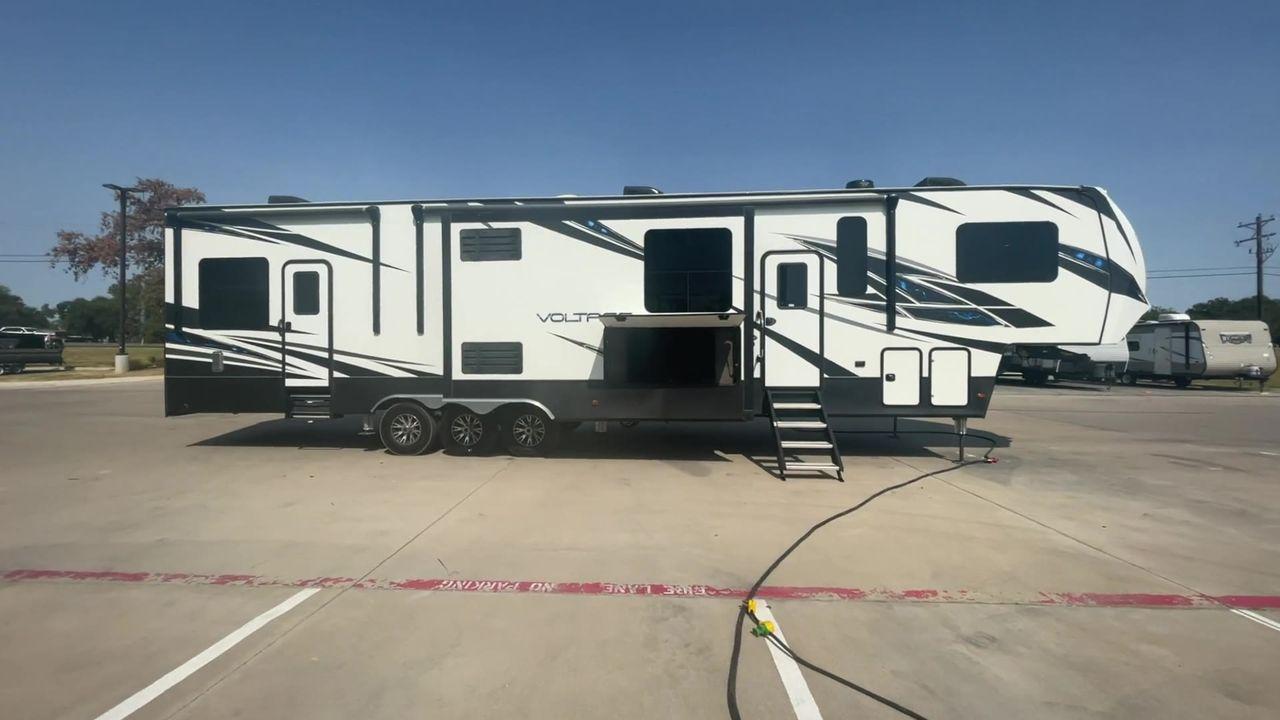 2020 KEYSTONE VOLTAGE 4185 (4YDF41839LZ) , located at 4319 N Main St, Cleburne, TX, 76033, (817) 678-5133, 32.385960, -97.391212 - Photo #2