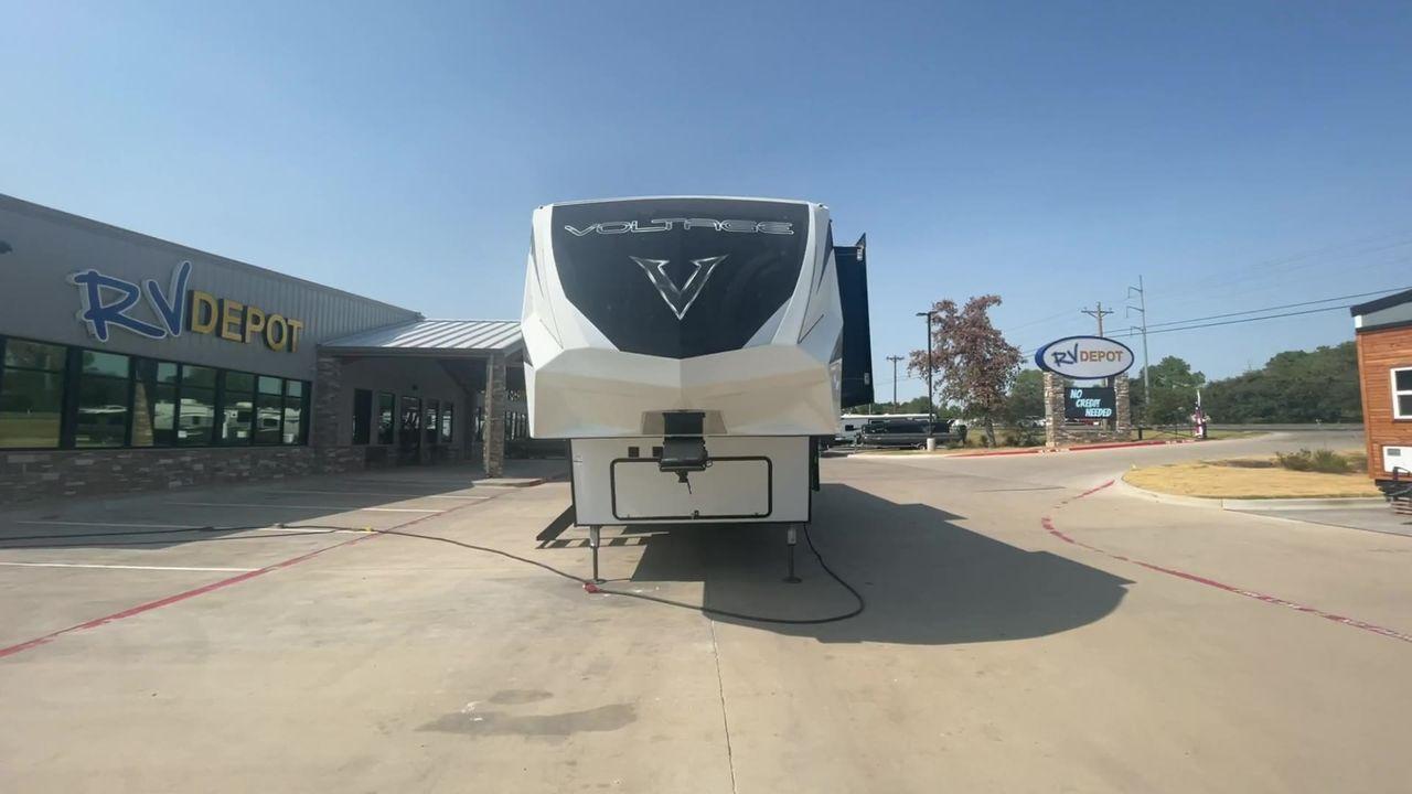 2020 KEYSTONE VOLTAGE 4185 (4YDF41839LZ) , located at 4319 N Main St, Cleburne, TX, 76033, (817) 678-5133, 32.385960, -97.391212 - Photo #4
