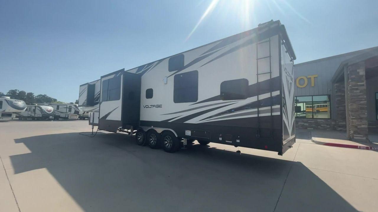 2020 KEYSTONE VOLTAGE 4185 (4YDF41839LZ) , located at 4319 N Main St, Cleburne, TX, 76033, (817) 678-5133, 32.385960, -97.391212 - Photo #7