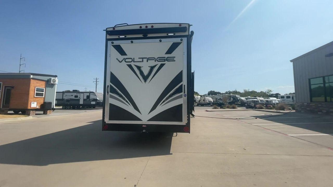 2020 KEYSTONE VOLTAGE 4185 (4YDF41839LZ) , located at 4319 N Main St, Cleburne, TX, 76033, (817) 678-5133, 32.385960, -97.391212 - Photo #8