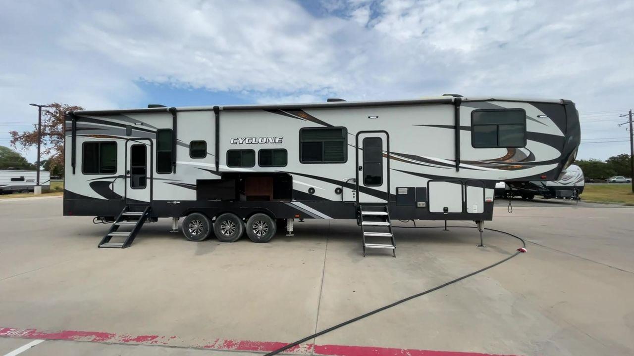 2018 HEARTLAND CYCLONE 4115 (5SFCG4433JE) , located at 4319 N Main St, Cleburne, TX, 76033, (817) 678-5133, 32.385960, -97.391212 - Photo #4